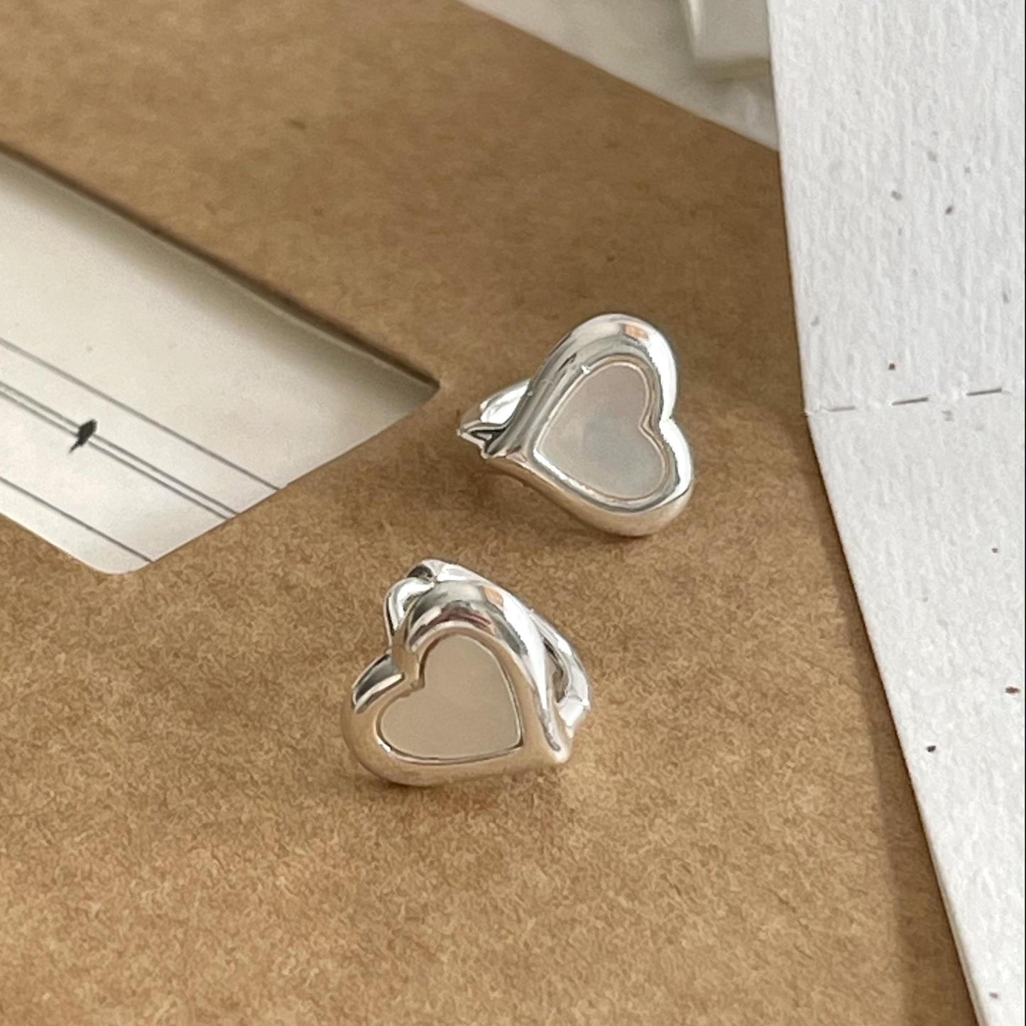 Orecchini a perno a forma di cuore con conchiglia e fiocco minimalista in argento sterling 925 placcato oro