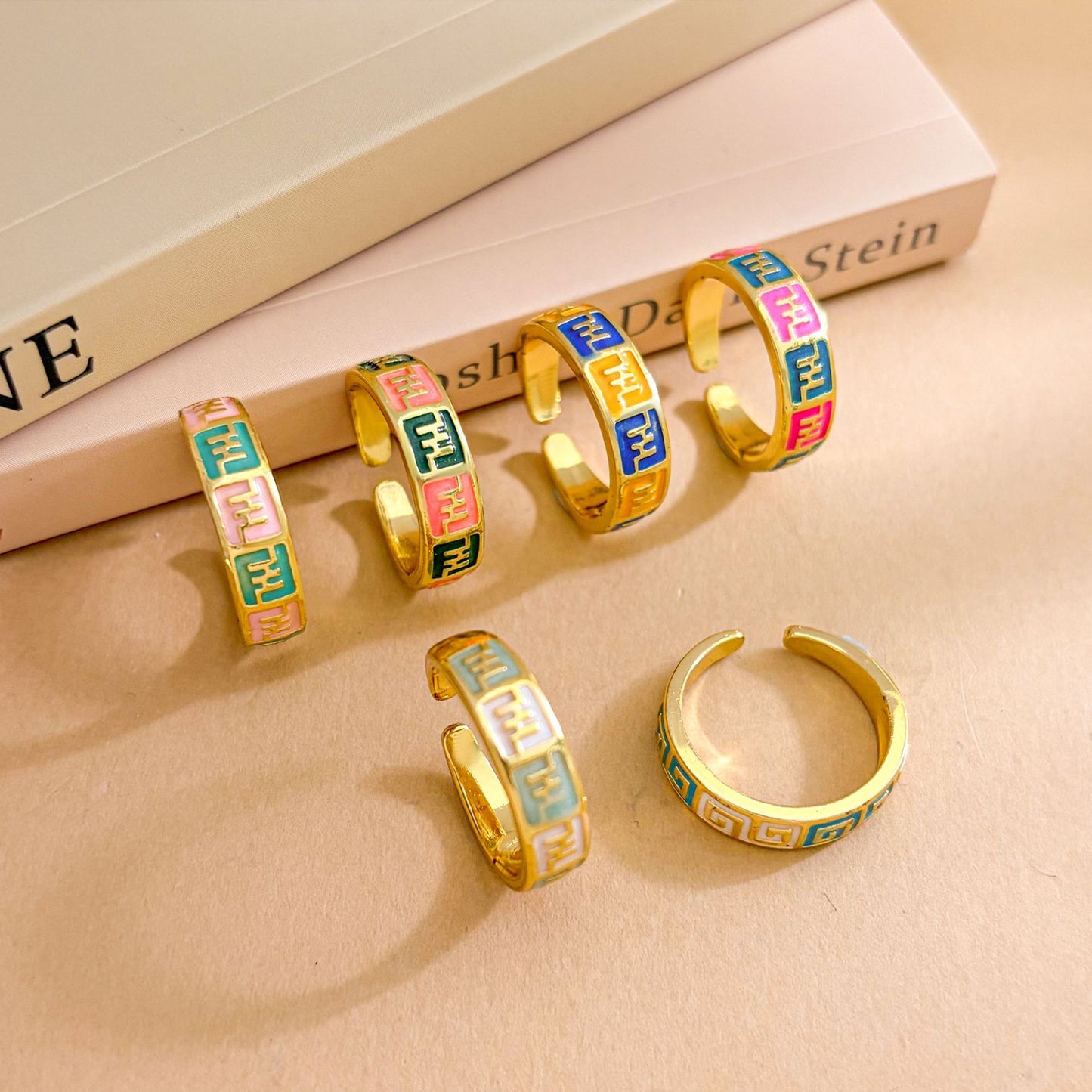 Anello regolabile da donna in ottone placcato oro con lettera a cuore e smalto a goccia colorato