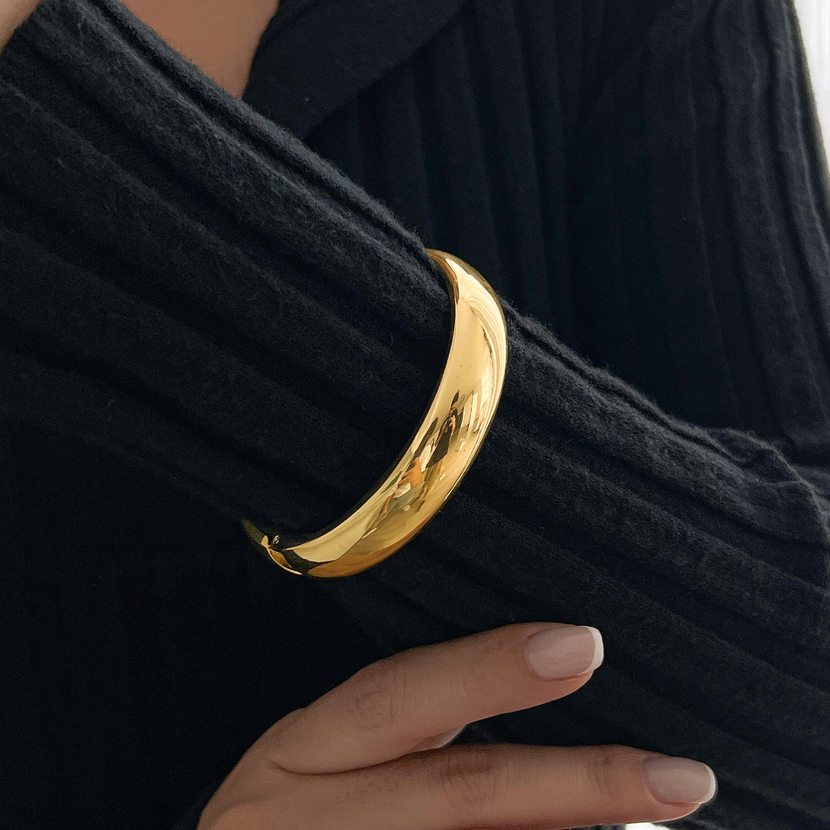 Braccialetto da donna in lega lucida a onda larga con trama in stile geometrico Ins
