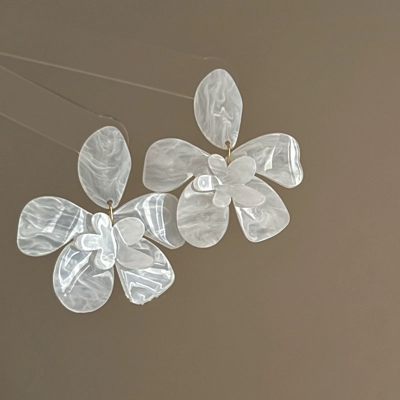 Orecchini a perno con perle dolci, eleganti e floreali per donna con perni in argento sterling 925