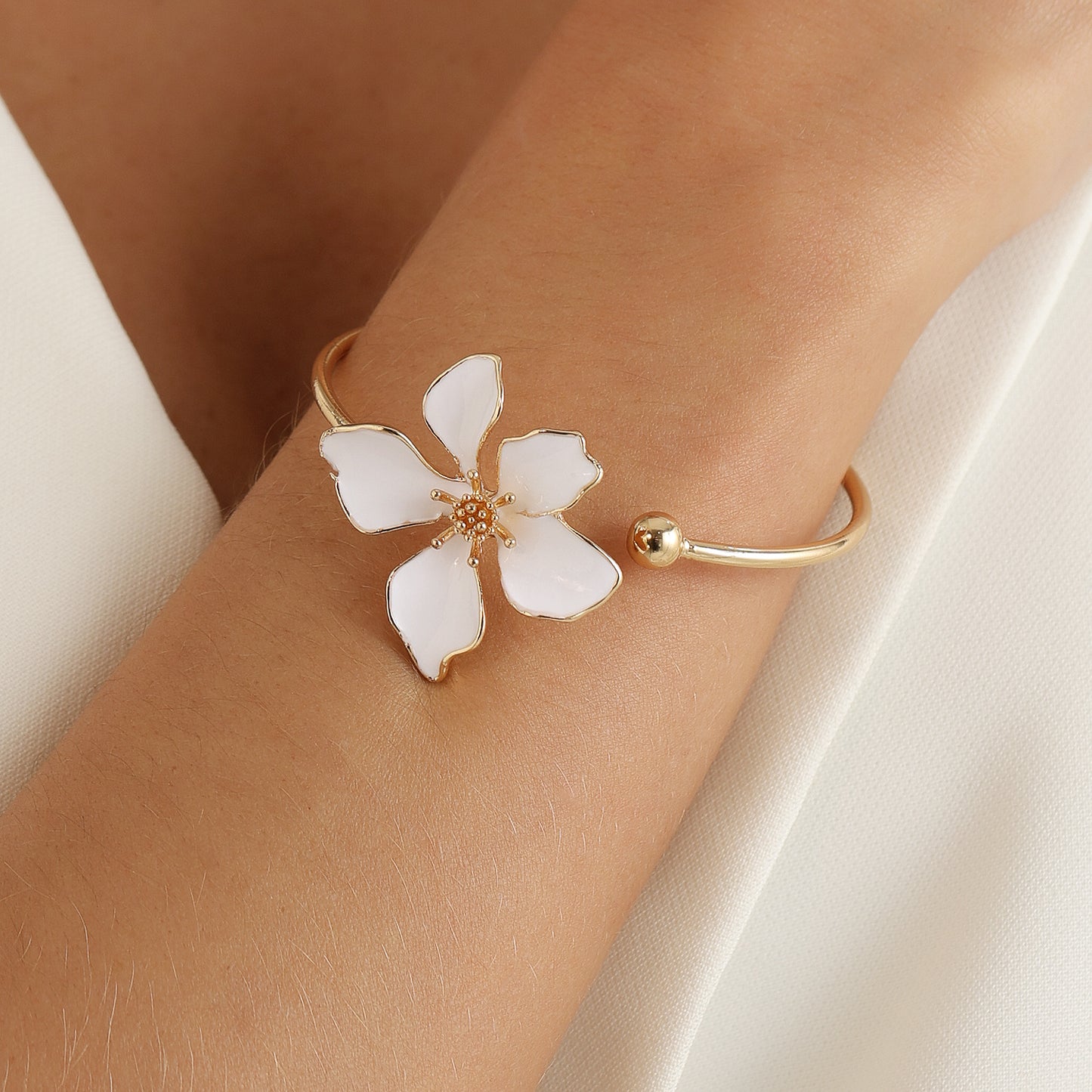 Enamel Floral Geometric Round Iron Choker Necklace with Zinc Alloy Pendant