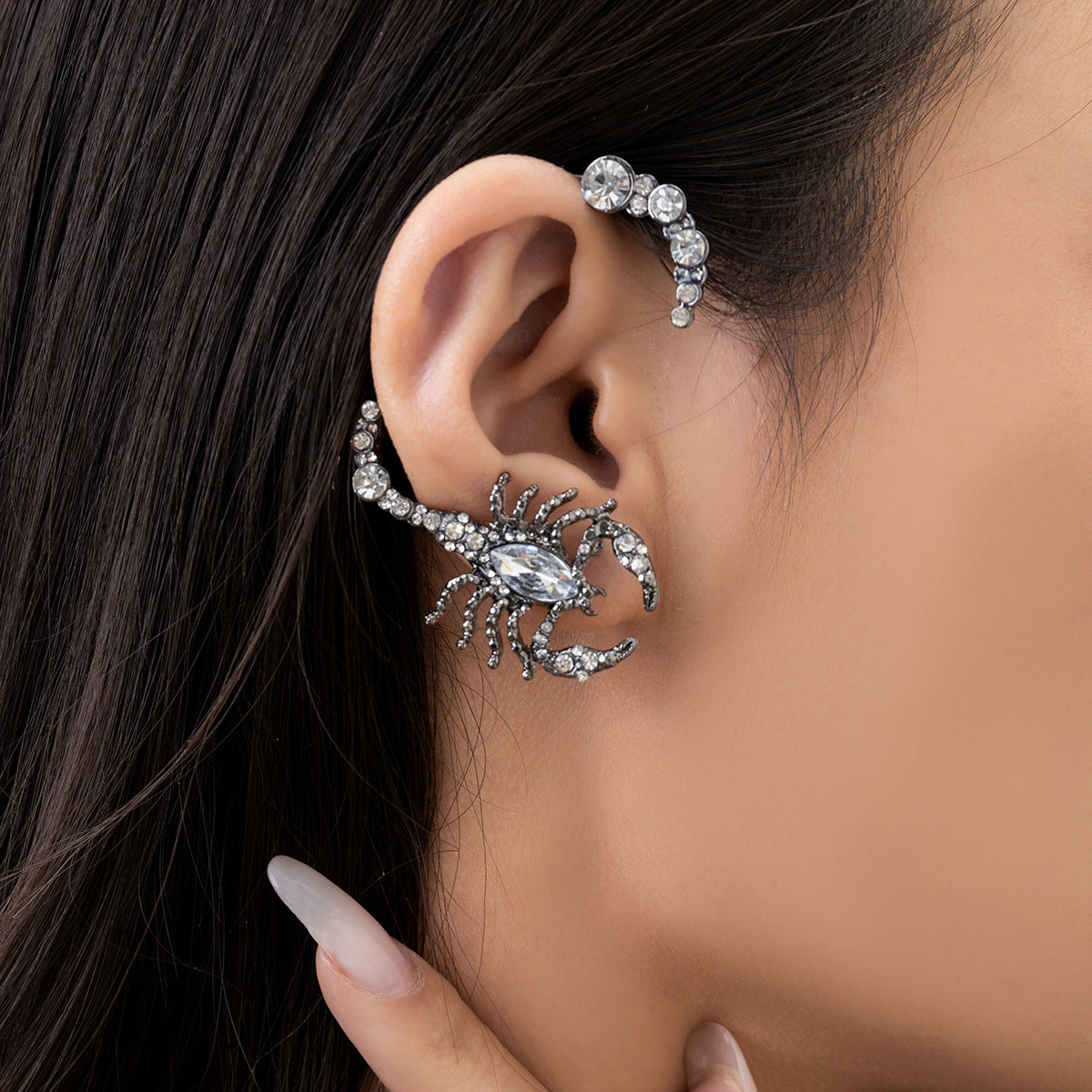 Pulsera de aleación con forma de escorpión de estilo francés vintage para mujer con incrustaciones de diamantes de imitación y detalles de flecos