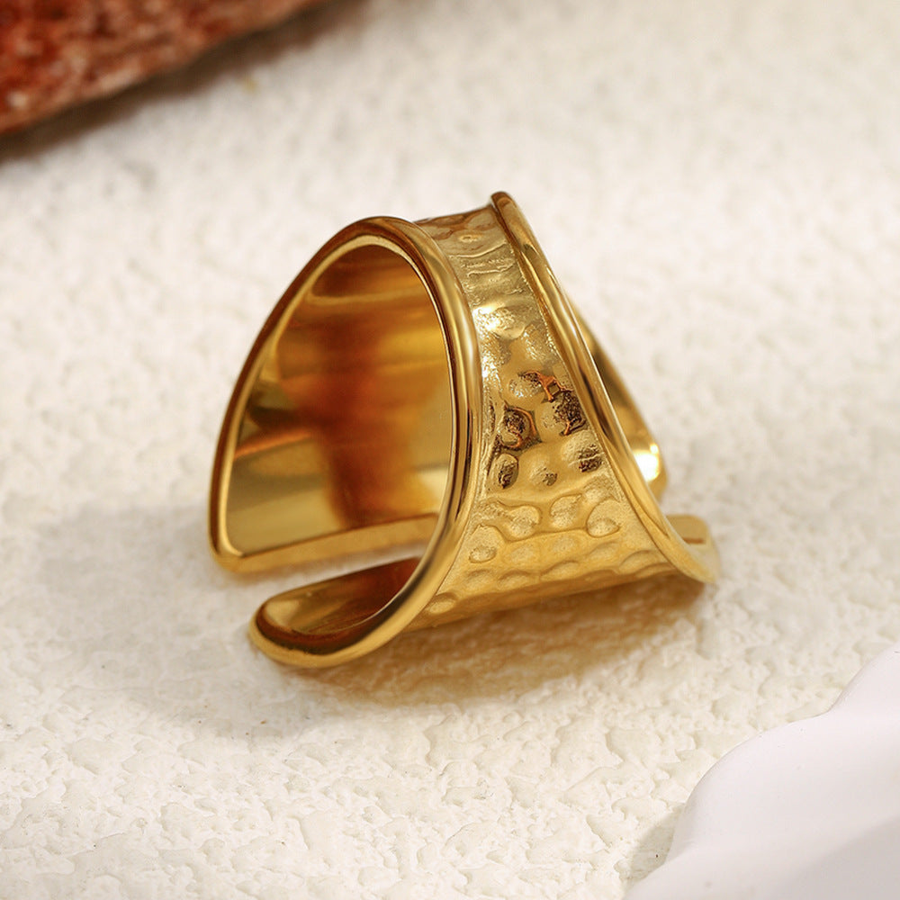 Anello da donna minimalista geometrico in acciaio inossidabile con placcatura in oro 18 carati e texture martellata