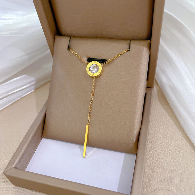 Collana con ciondolo geometrico minimalista in acciaio al titanio per uomo e donna con finitura placcata oro e catena a medaglione