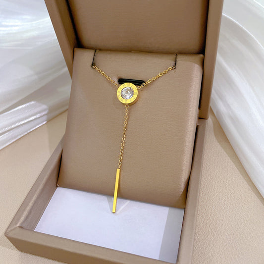 Collana con ciondolo geometrico minimalista in acciaio al titanio per uomo e donna con finitura placcata oro e catena a medaglione