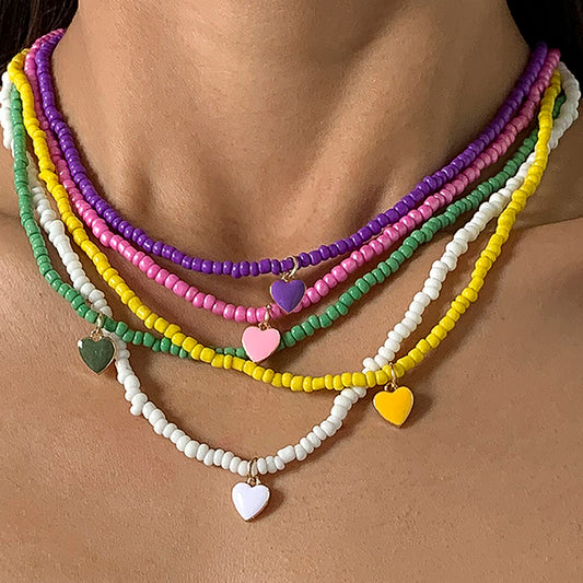 Collar con colgante de aleación esmaltada con forma de corazón de estilo rústico minimalista para mujer con diseño de una sola capa de cuentas de colores