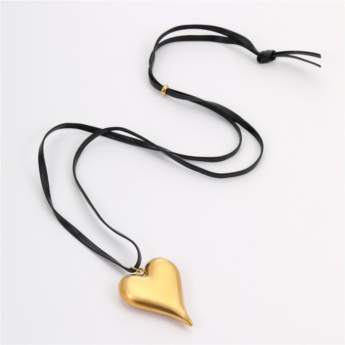 Elegante collar con colgante de corazón hueco para mujer en acero inoxidable con acabado chapado
