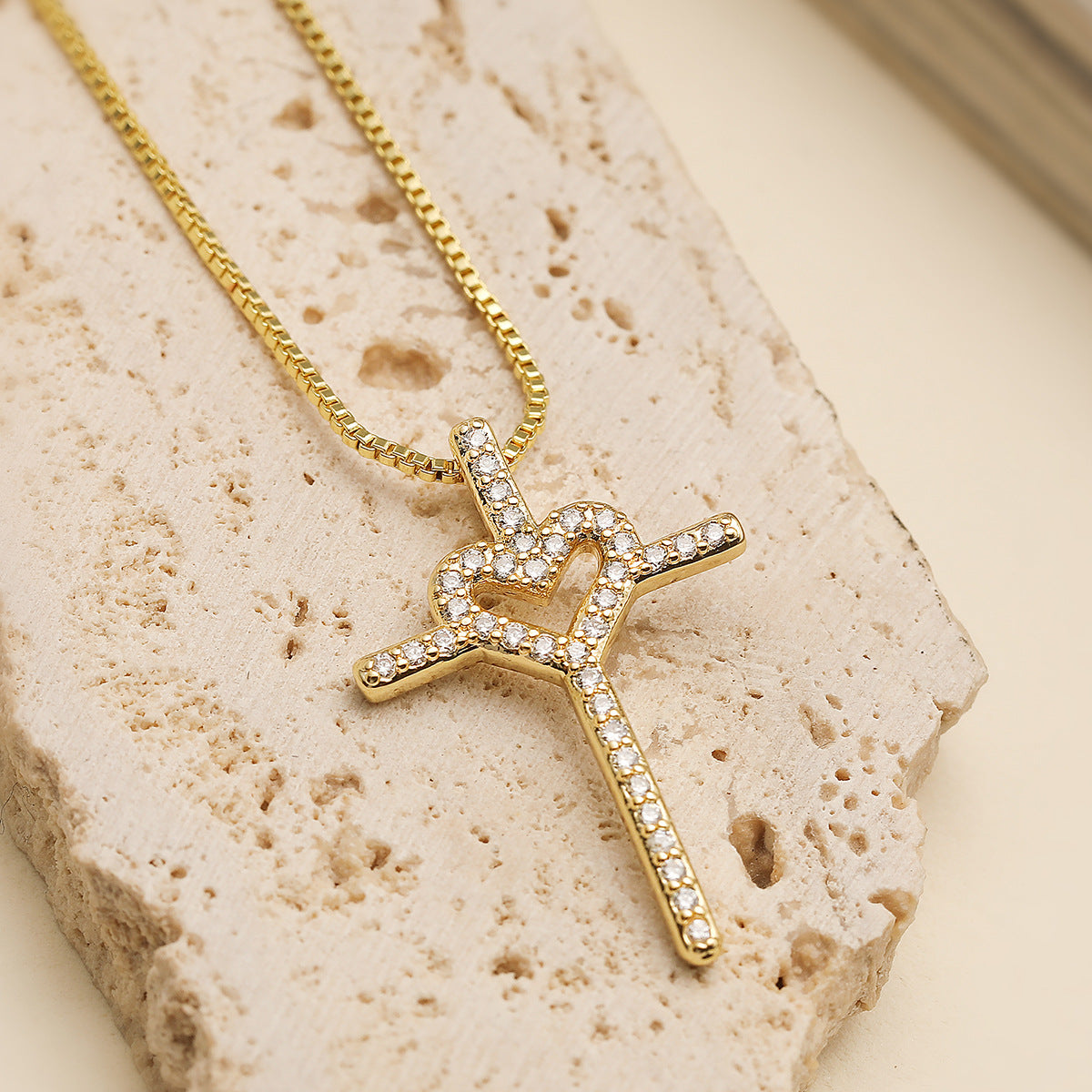 Collana con Pendente a Croce Stile Vintage da Donna Realizzata in Rame con Placcatura in Oro 18K e Intarsio di Zirconi