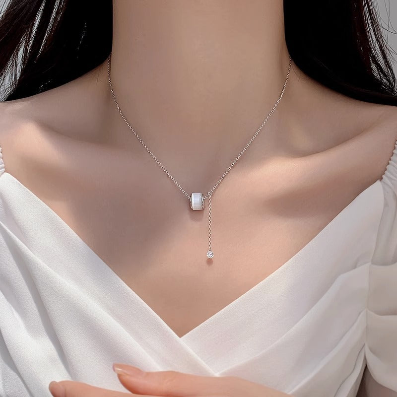 Collar con Cruz Minimalista con Forma de Cintura en Acero de Titanio con Acabado de Oro Galvanizado para Mujer