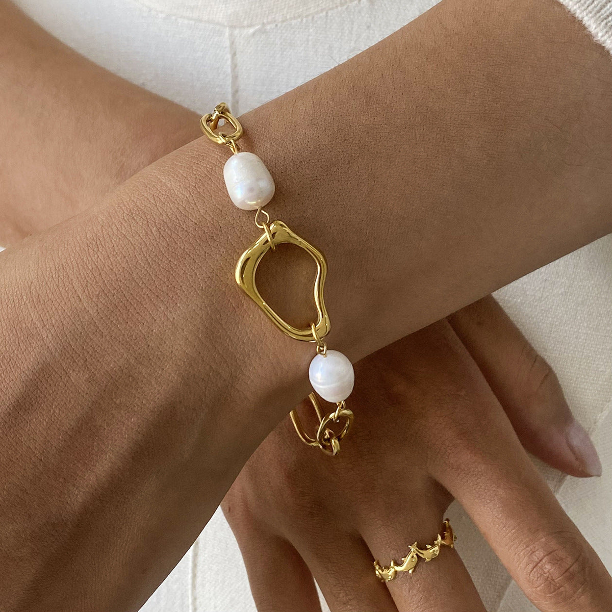 Collar de perlas de onda de acero inoxidable chapado en oro de 18 quilates para mujer