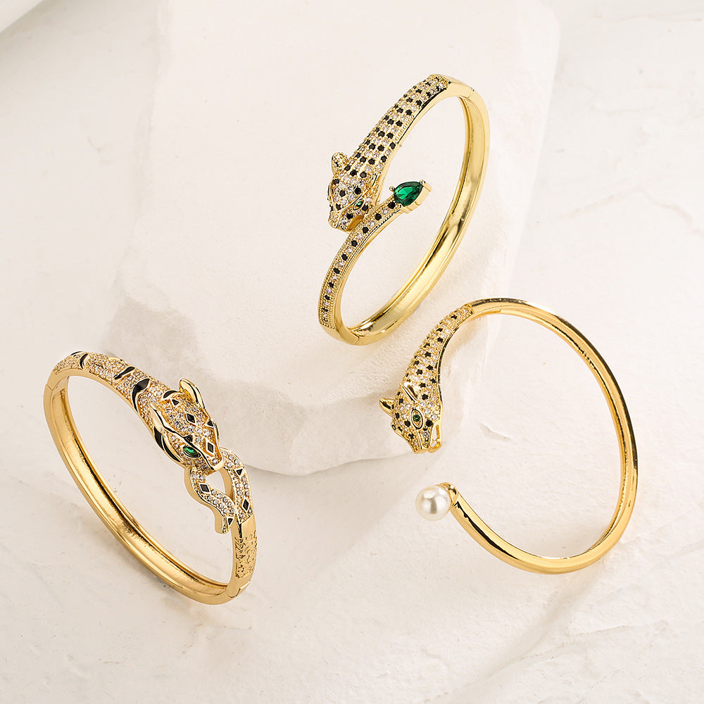 Bracciale Rigido Aperto Geometrico a Forma di Leopardo alla Moda da Donna Realizzato in Ottone con Placcatura in Oro Vero e Zirconi Micro-Incastonati