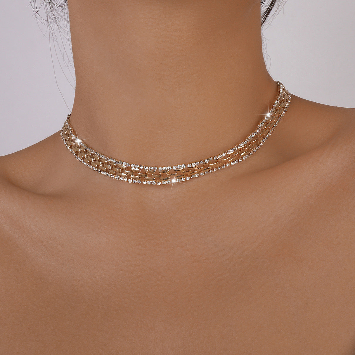 Collar de aleación geométrica vintage con colgante, detalles de pedrería y acabado chapado para mujer