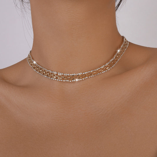 Collar de aleación geométrica vintage con colgante, detalles de pedrería y acabado chapado para mujer