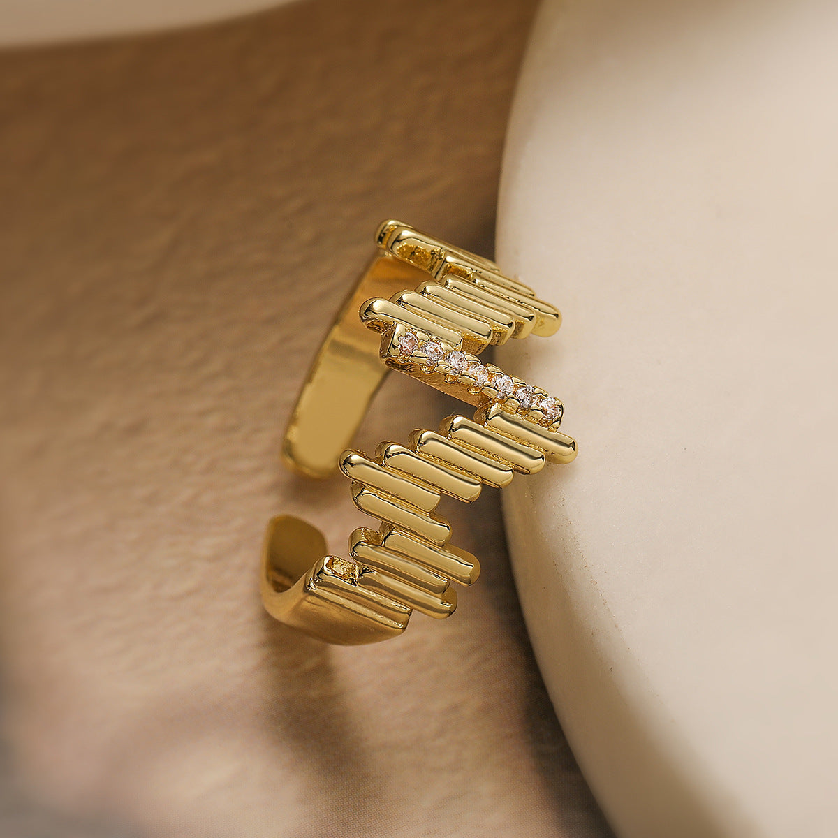 Anello da donna minimalista a onda geometrica con intarsio in zirconi e rame placcato oro
