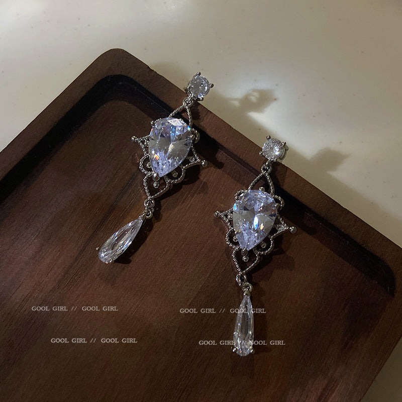 Orecchini pendenti con nappe geometriche minimaliste con intarsi di strass in rame placcato e perni in argento sterling 925 da donna