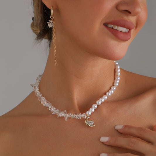Elegante collar de aleación con diseño de luna y corazón, con circonitas transparentes y detalles de perlas para mujer