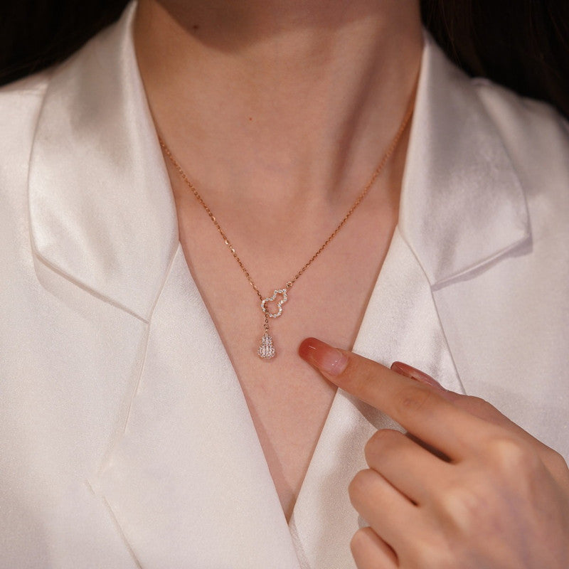 Collana con pendente a zucca cava elegante e minimalista da donna in acciaio al titanio con finitura placcata e catena a croce
