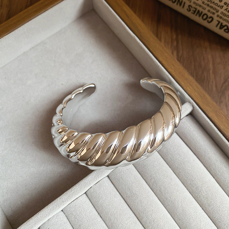 Bracciale rigido in acrilico fatto a mano da donna con design aperto irregolare, bracciale alla moda dalla forma circolare geometrica per l'ufficio e l'eleganza quotidiana