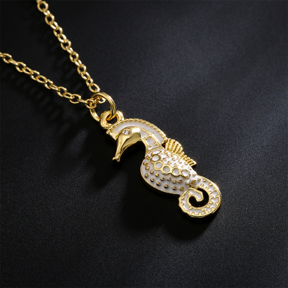 Collana con ciondolo ippocampo minimalista da donna in rame con placcatura in oro 18 carati e finitura smaltata