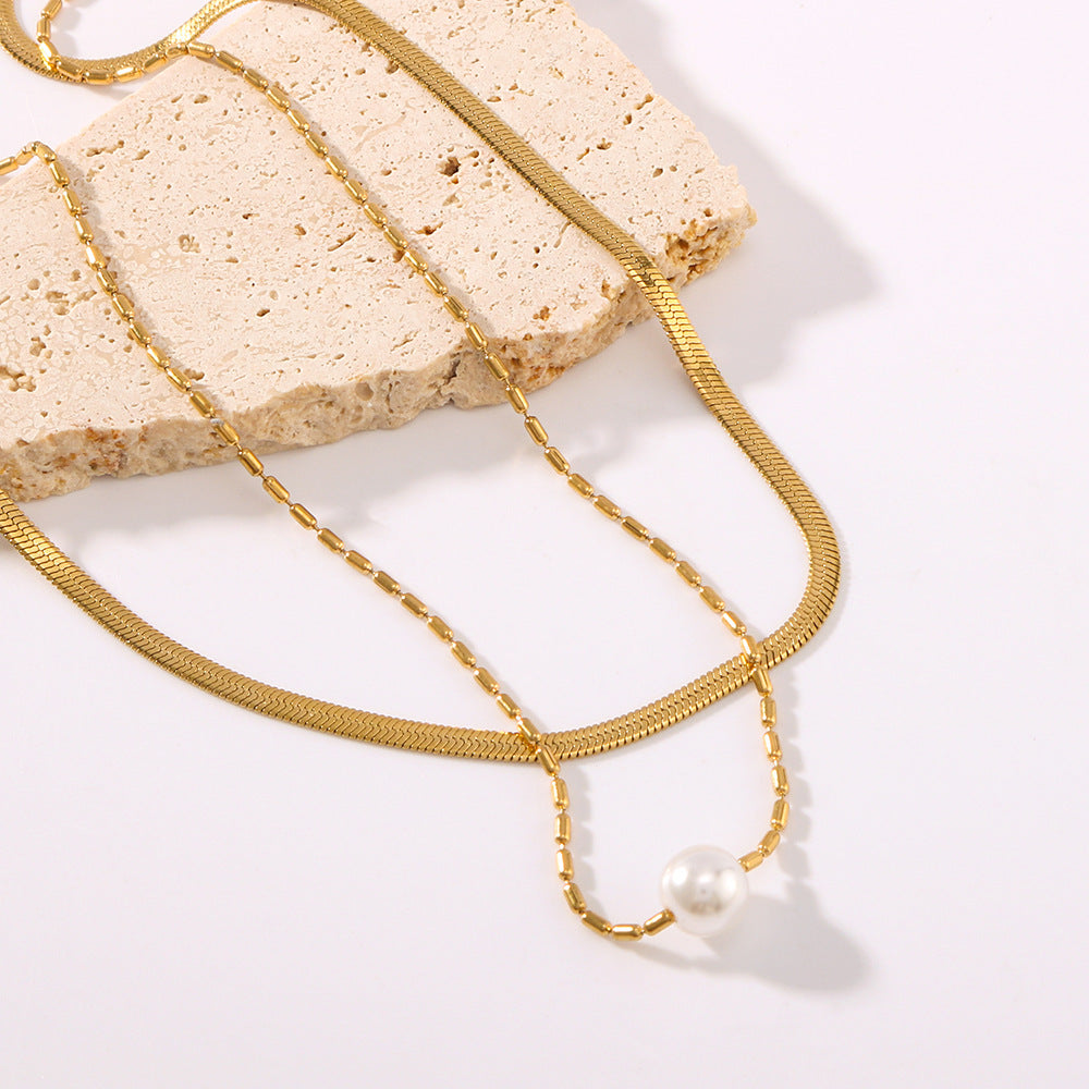 Collana minimalista a doppio strato con catena a serpente e pendente ovale con perla, in acciaio al titanio ipoallergenico con placcatura in oro 18 carati