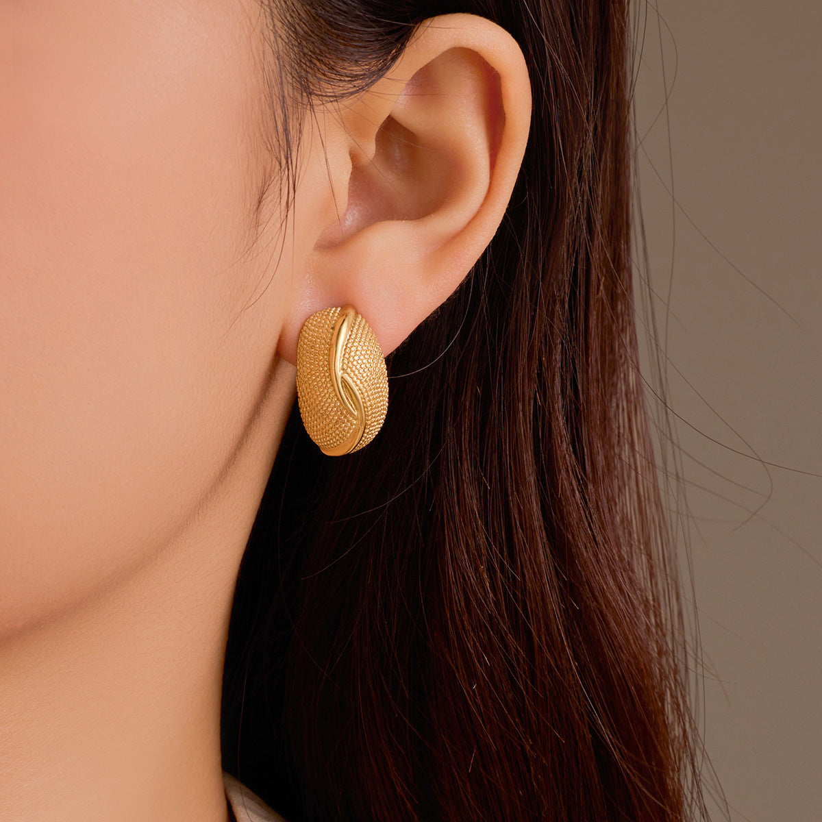 Pendientes geométricos minimalistas de acero inoxidable chapados en forma de arco y líneas texturizadas para mujer