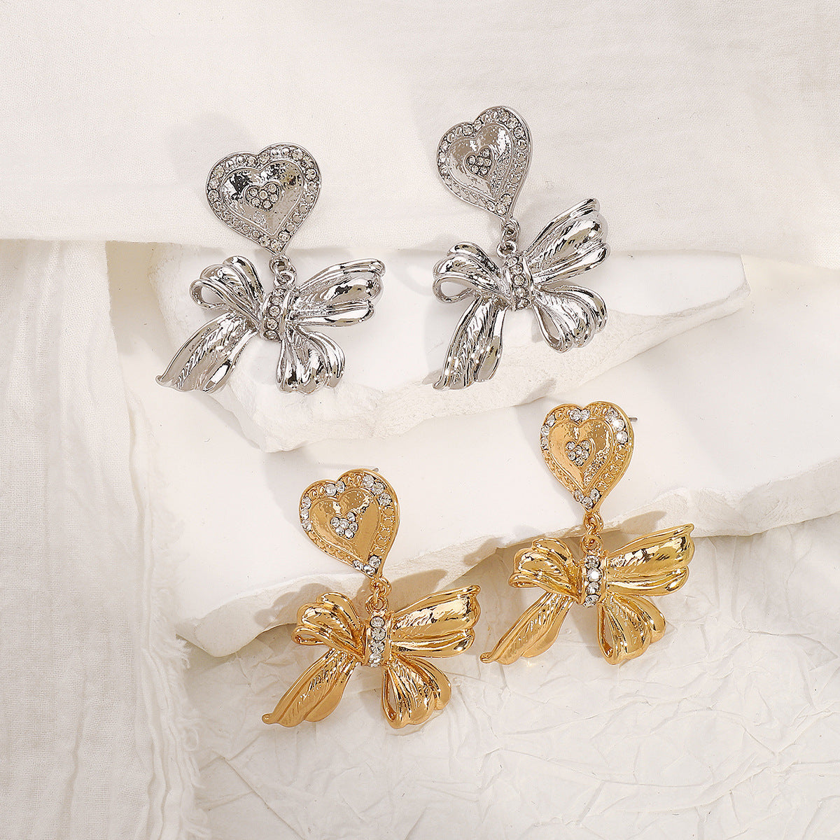 Pendientes de aleación con forma de corazón y lazo de estilo vintage con acabado chapado para mujer