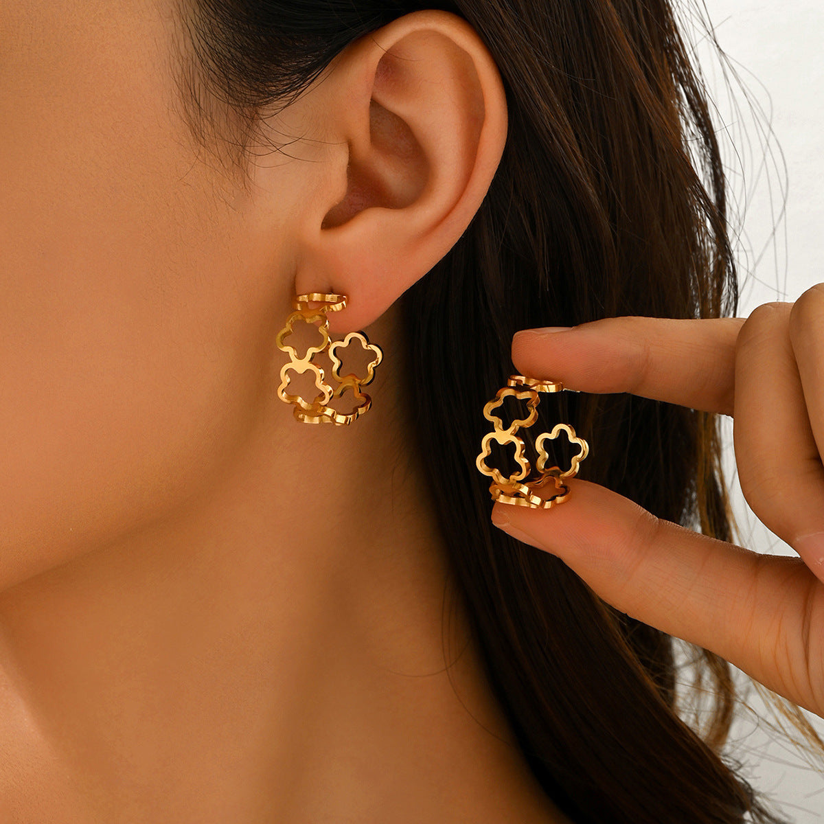 Eleganti Orecchini a Lobo con Quadrifoglio Intagliato e Motivo Floreale a Stella in Acciaio Inossidabile con Finitura PVD in Oro 18K da Donna