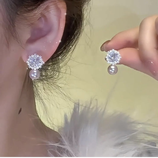 Orecchini a perno con fiore in zirconi eleganti e minimalisti per donna, con perni in acciaio placcato, design geometrico, per uso quotidiano e look chic da ufficio