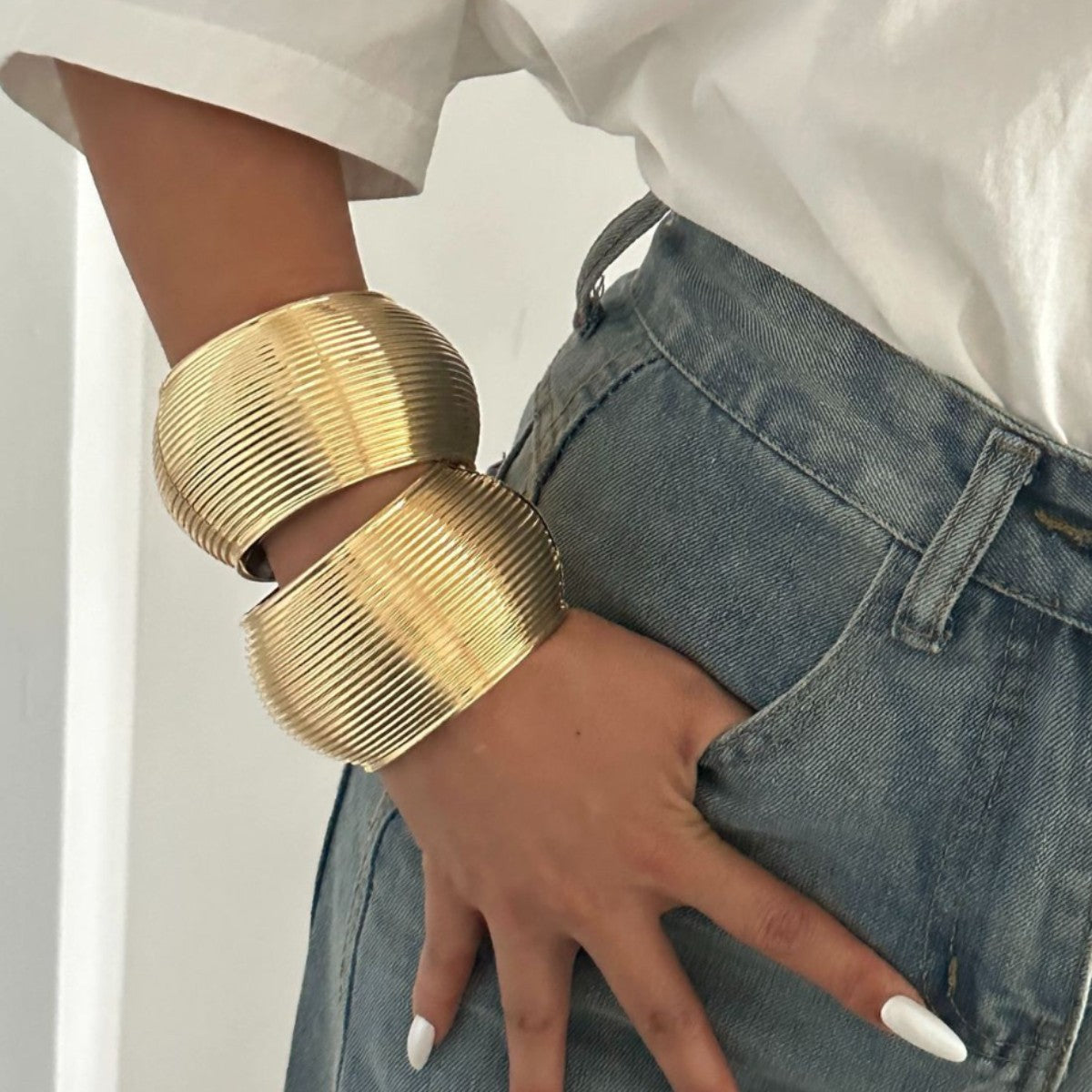 Bracciale Placcato in Lega con Superficie Larga, Struttura Tonda Geometrica, Minimalista ed Elegante