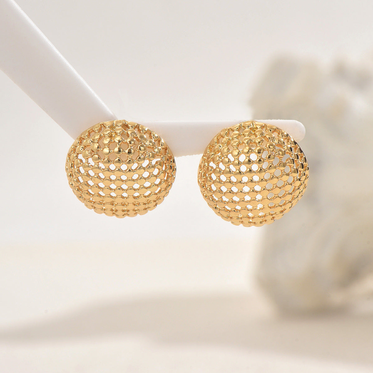 Orecchini minimalistici geometrici traforati da donna in lega di zinco con finitura placcata