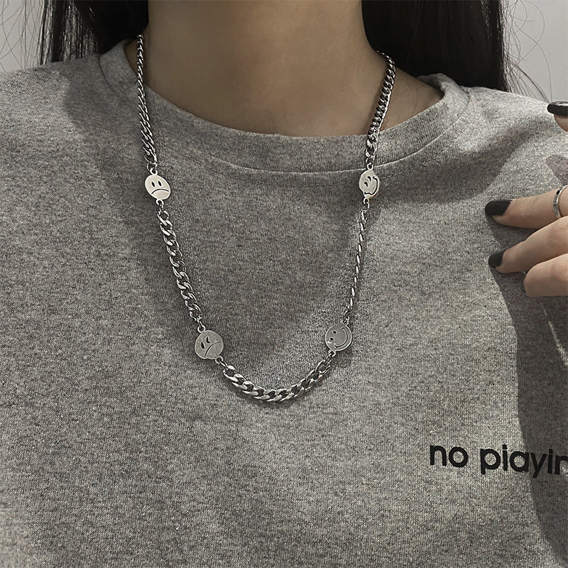 Collar con colgante de emoji divertido en acero de titanio con diseño geométrico para uso casual unisex