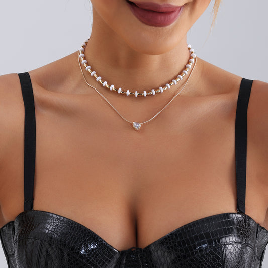 Collana girocollo con ciondolo a cuore a doppio strato minimalista in acrilico e metallo placcato, da donna
