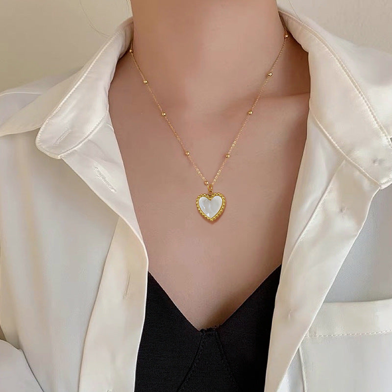 Cadena de cuello con colgante de corazón minimalista de acero de titanio con incrustaciones de nácar para un look chic de oficina unisex