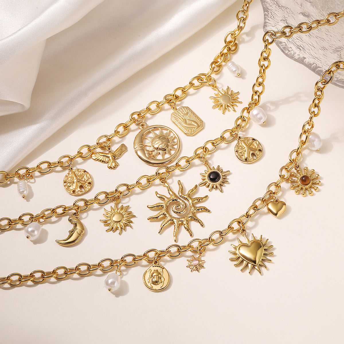 Collar con colgante minimalista geométrico de sol y luna para mujer de acero inoxidable con chapado en oro de 18 quilates