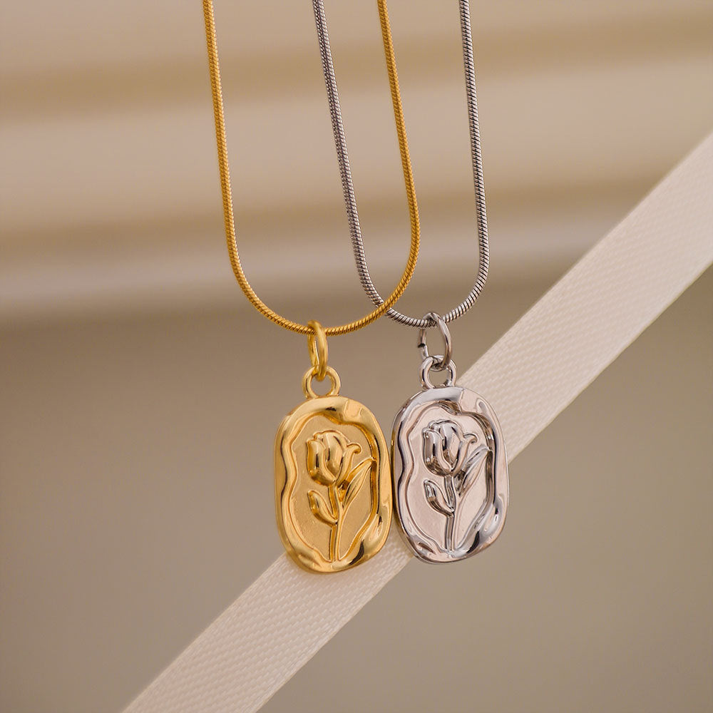 Collana pendente vintage a tulipano e rosa francesi in acciaio al titanio con placcatura in oro 18 carati su catena a serpente