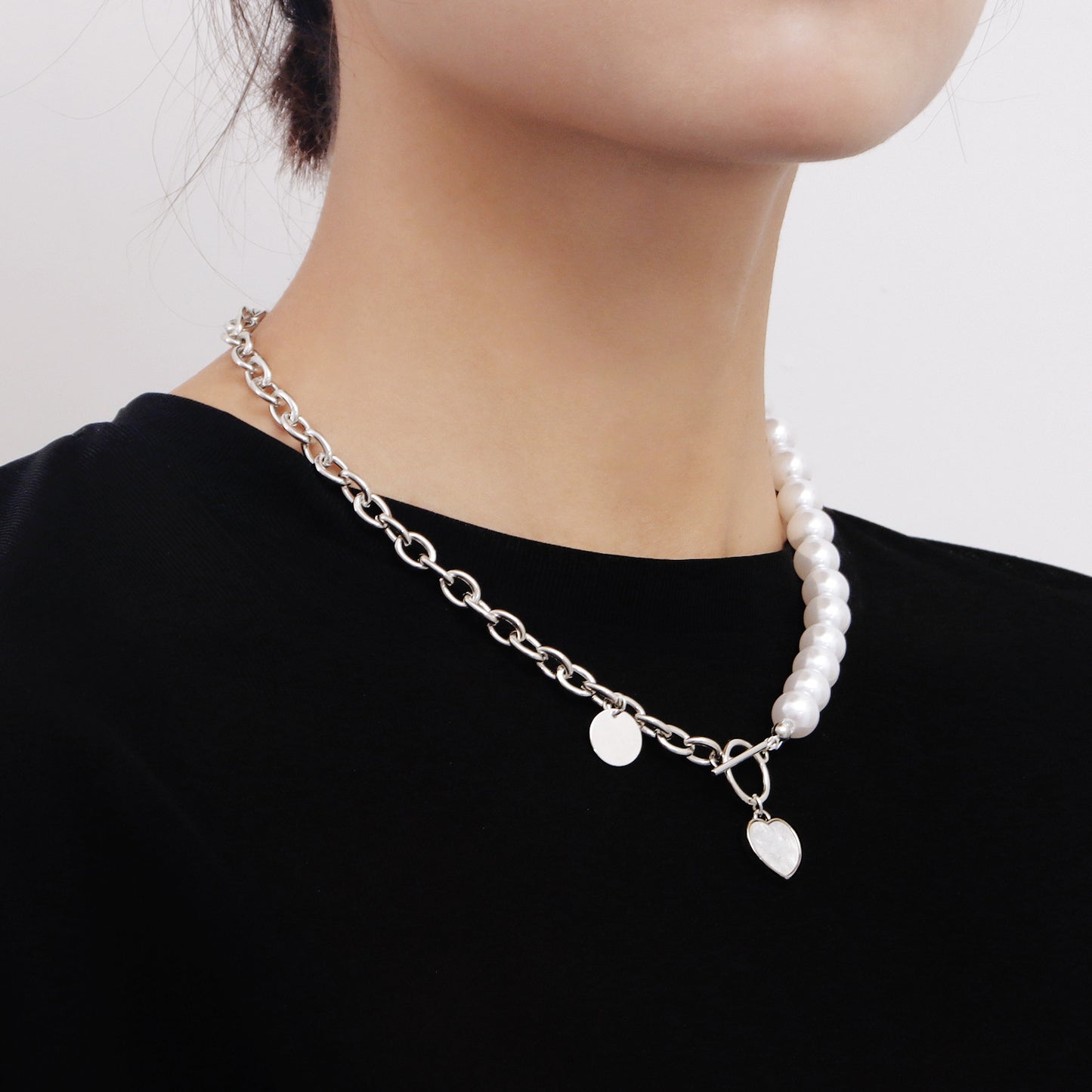 Minimalist Heart-Shaped Mother-of-Pearl Pendant Necklace for Women with Alloy Chain and Electroplated Finish