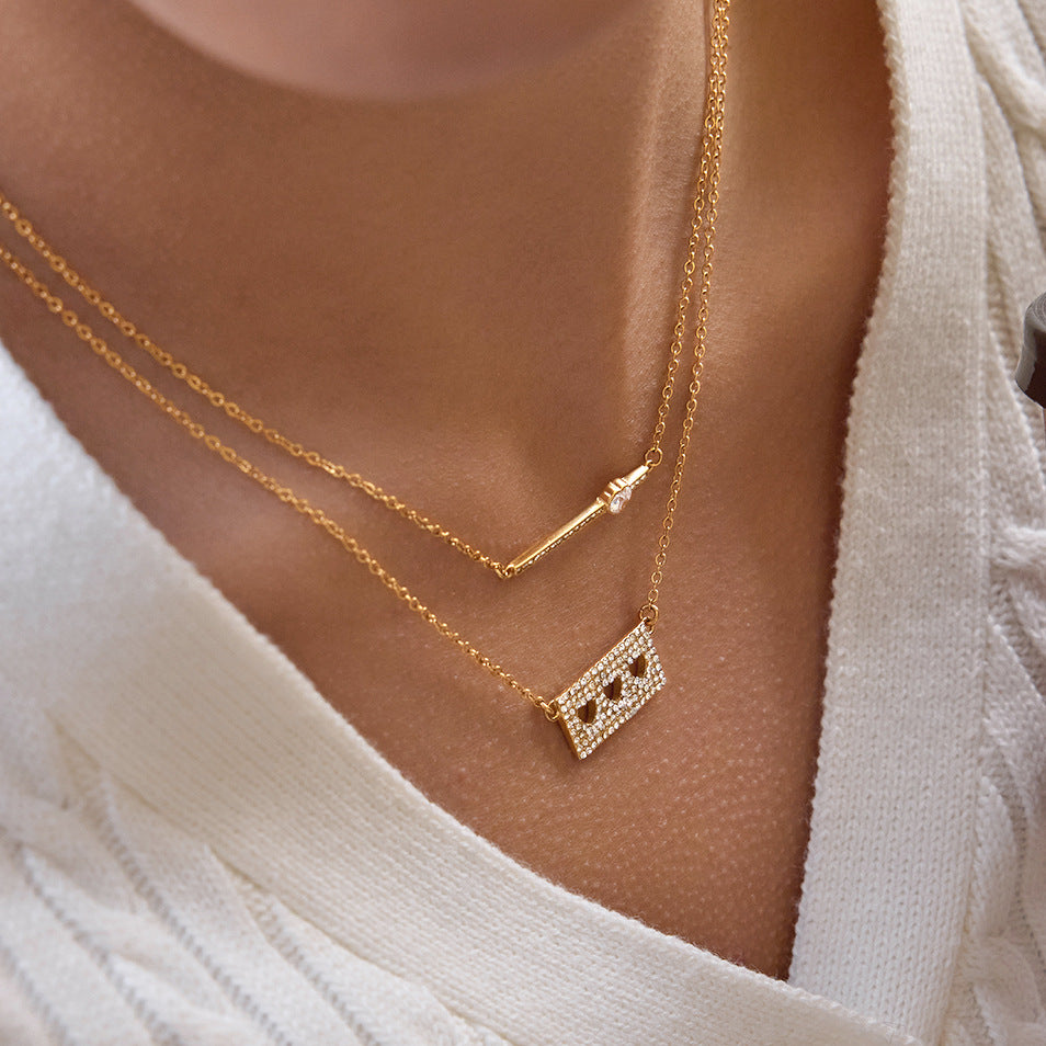 Collana Minimalista da Donna a Forma di Cuore in Acciaio Inossidabile con Placcatura in Oro PVD Sottovuoto, con Chiusura a Medaglione e Catena per la Stratificazione