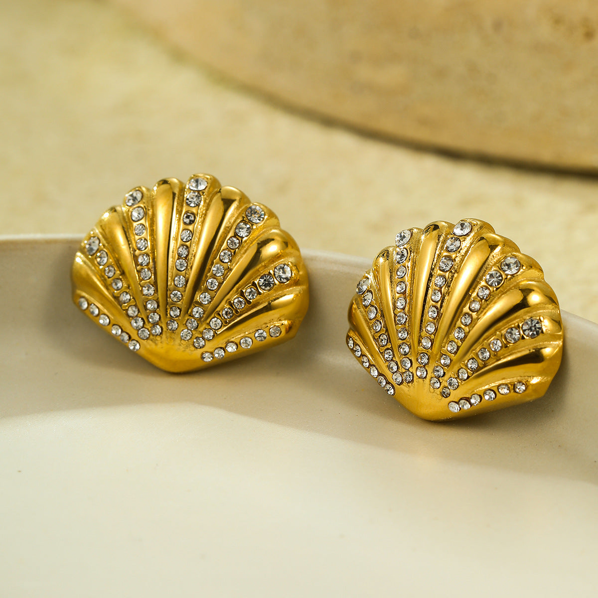 Pendientes de tuerca de acero inoxidable con forma de concha elegante adornados con circonitas para mujer con acabado chapado