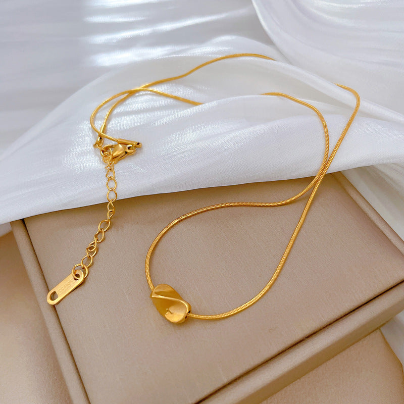 Collar de Acero de Titanio Geométrico Minimalista Retorcido para Unisex con Chapado en Oro