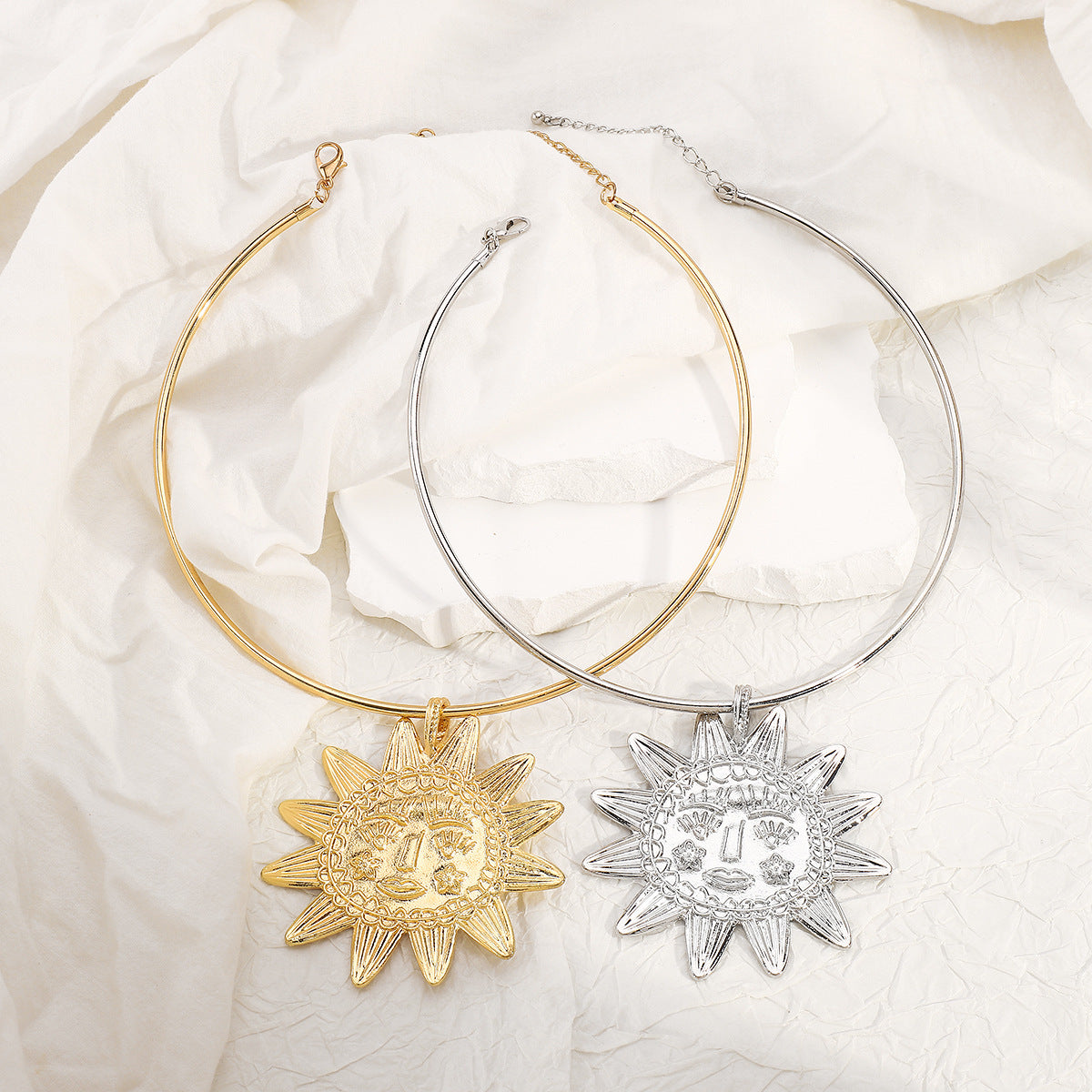 Collana audace con ciondolo a girasole dalla forma geometrica con lega galvanizzata e catena a serpente da donna