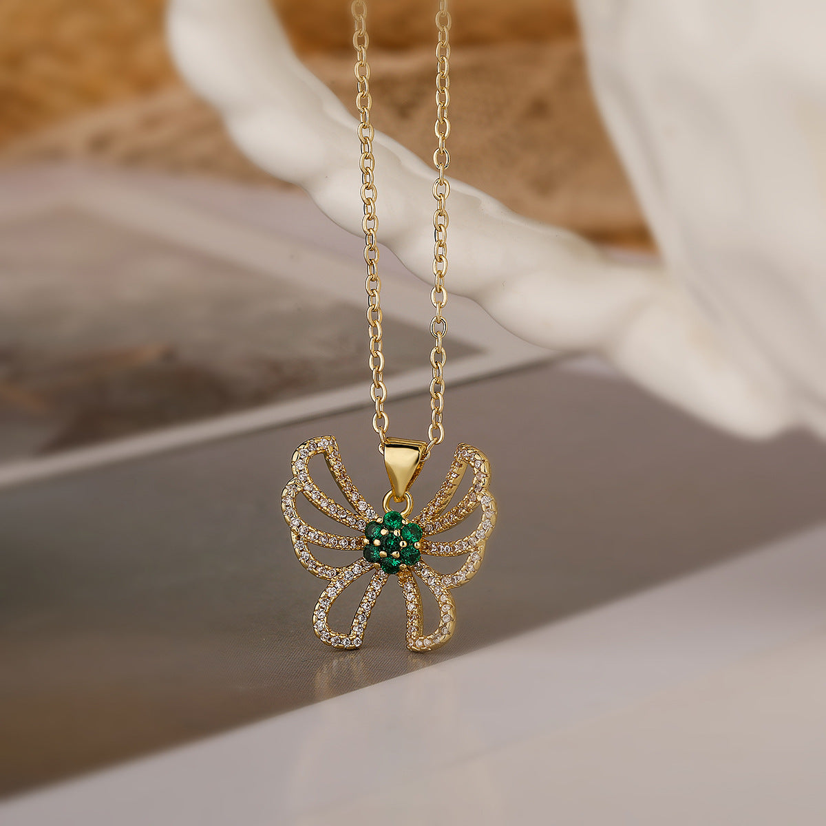 Collana con pendente a farfalla minimalista da donna con accenti di zirconi su catena in rame