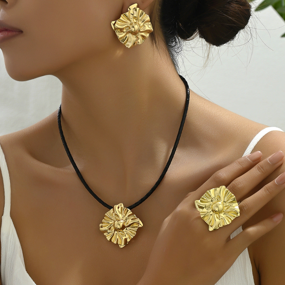 Conjunto de joyas de aleación chapadas en oro de 18 quilates de lujo ligero con elementos de triángulo y anillo para mujer
