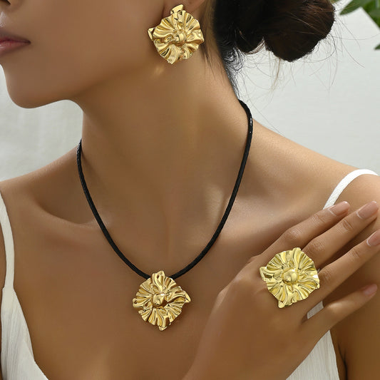 Conjunto de joyas de aleación chapadas en oro de 18 quilates de lujo ligero con elementos de triángulo y anillo para mujer