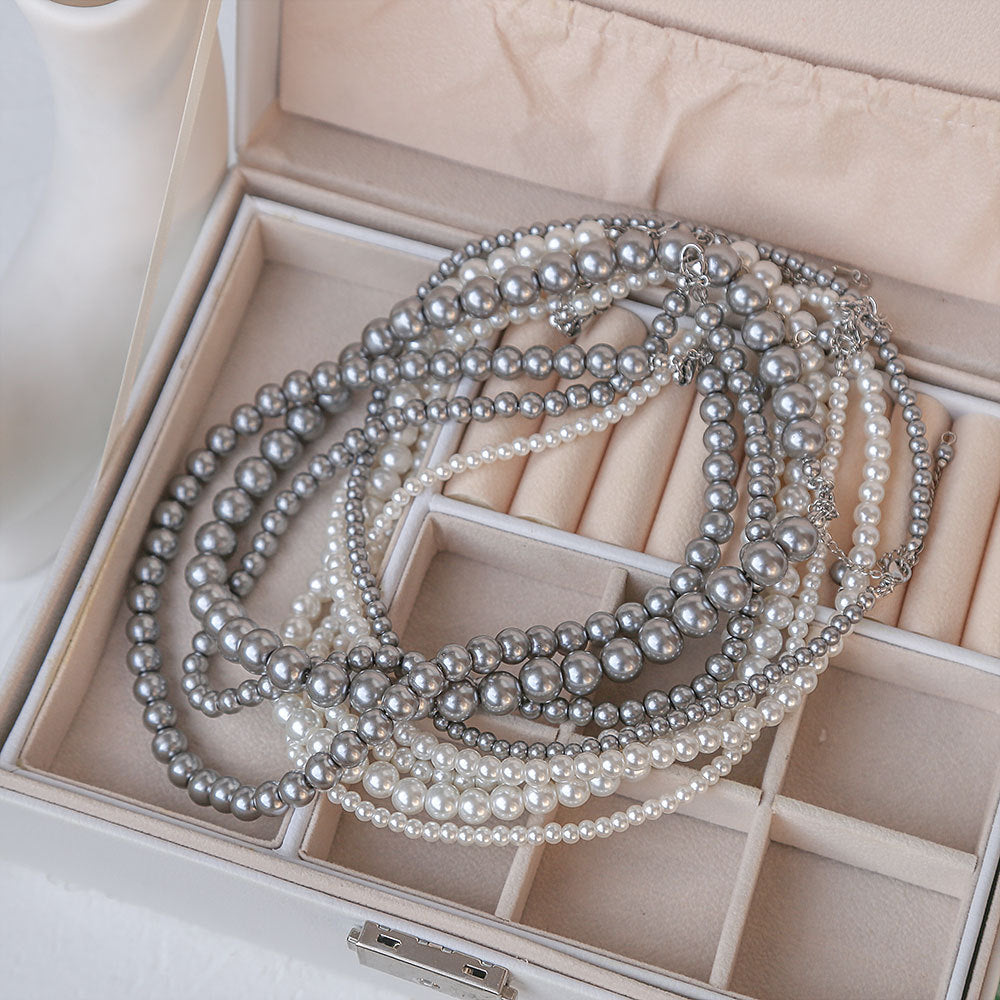 Collar minimalista de perlas para mujer con colgante de nácar en cadena de perlas con acabado electrochapado en gris plateado