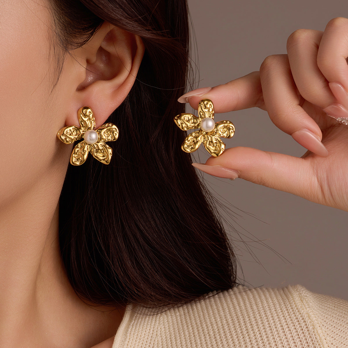 Orecchini da donna in acciaio inossidabile a forma di cinque petali in stile vintage con dettagli di perle