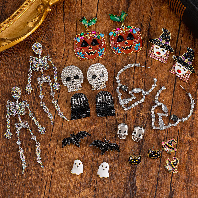 Elegantes aretes de calavera de Halloween con detalles de diamantes de imitación en aleación de zinc, con motivos de brujas, calabazas y murciélagos.