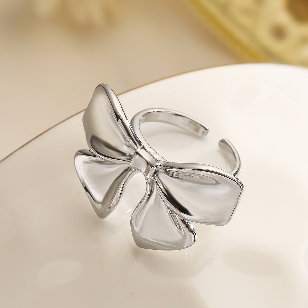 Anello da donna minimalista a forma di fiocco in rame placcato oro 18 carati con intarsio di zirconi