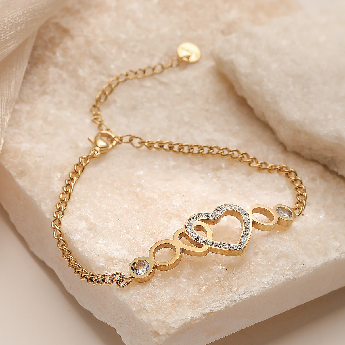Bracciale da donna in acciaio inossidabile placcato oro 18K con zirconi incastonati a forma di cuore geometrico minimalista
