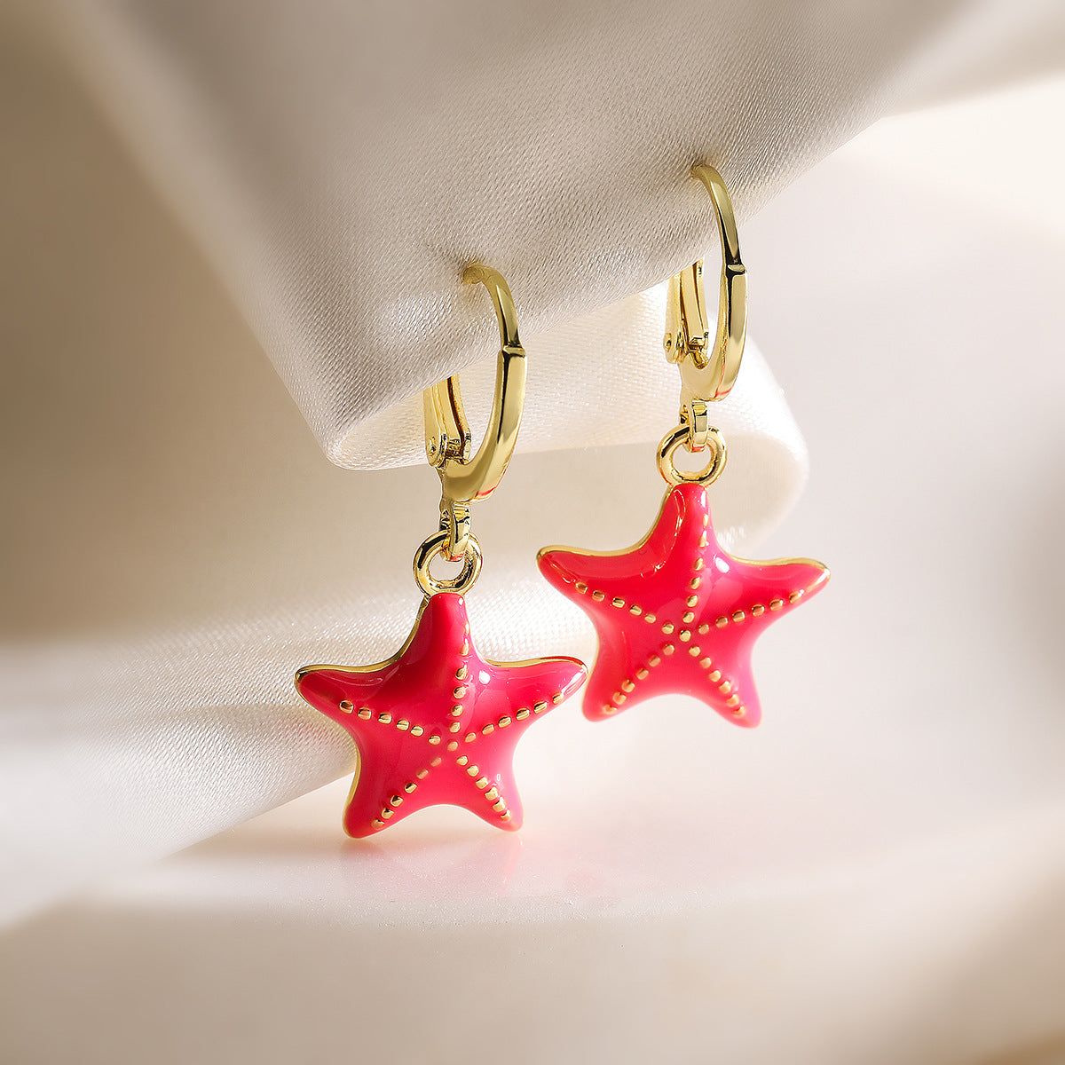 Orecchini in rame smaltato a forma di stella minimalista da donna con placcatura in oro 18 carati