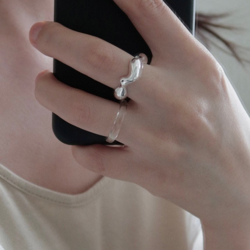 Anello da donna minimalista a forma di cuore irregolare in argento sterling 925 con dettaglio a grana quadrata smussata